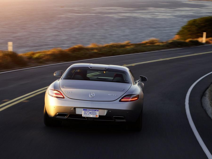  Mercedes-Benz SLS AMG 2010 года  (US) (фото 8 из 43)